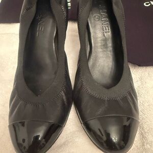CHANEL Black Leather Escarpins Pumps with Glossy Toe